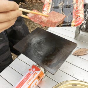 キャンプ飯 アウトドア最強鉄板 ヨコザワテッパンの実力とは お肉がとんでもなく美味しく焼けると話題 バーベキュー